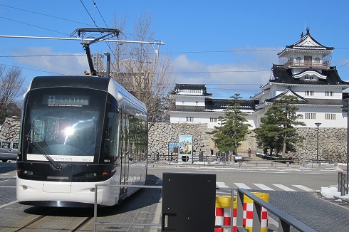 富山城と市内電車