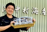 同社のみりん干しを手にする中村康紀社長